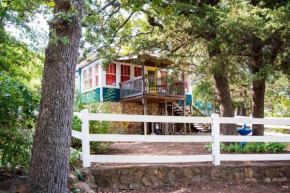 The Bluebird Cottage Style Cabin with Hot Tub near Turner Falls and Casinos